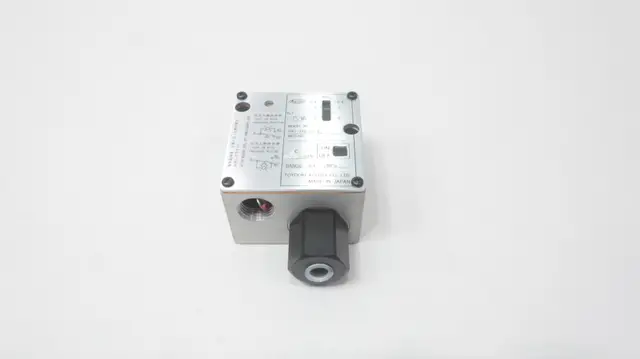 TOYOOKI KOGYO HW1-3T0-02-L PRESSURE SWITCH 0.4-2MPA 100-240V-AC 1/4IN