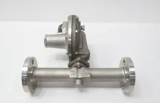 FISHER Y690AH STAINLESS FLANGED PRESSURE REDUCING REGULATOR VALVE 1IN