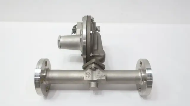 FISHER Y690AH STAINLESS FLANGED PRESSURE REDUCING REGULATOR VALVE 1IN